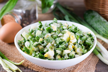 Green salad with onion and egg