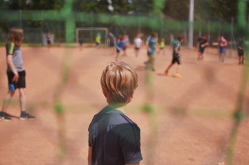  Straßenfußball auf Bolzplatz mit Jugendlichen