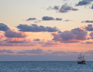 Fototapeta premium Segelschiff in den Sonnenuntergang