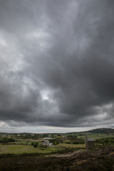 Naklejka na ściany i meble Wolken über Anglesey - Wales - Britische Inseln
