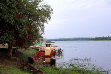 Fototapeta na wymiar Verlassene Boote am Flussufer