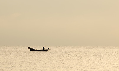 Naklejka premium Sunrise on the sea in the beautiful sky 