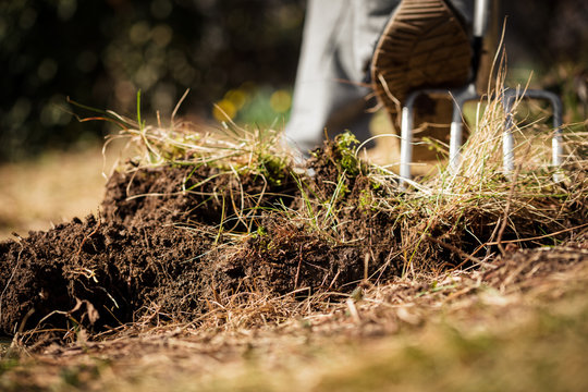 Gärtner beim umgraben vom Gartenboden mit der Grabegabel oder grabforke, froschperspektive