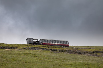 Fototapeta na wymiar Zahnradbahn auf den Mount Snowdon