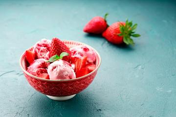 erdbeereis mit frischen erdbeeren