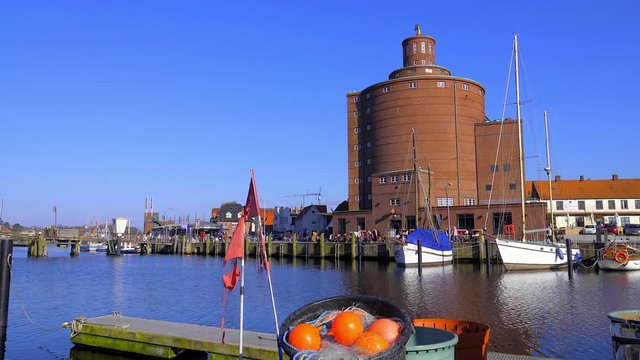 Eckernf&ouml;rde Hafen Speicher Hafenbeken Boote und blauer Himmel