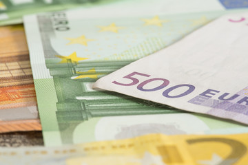 Nahaufnahme von vielen Euro Geldscheinen