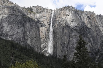 Fototapeta na wymiar Die Lower Yosemite Falls im Yosemite Nationalpark, Kalifornien, USA, Nordamerika