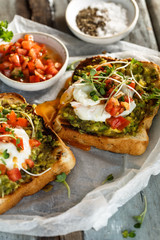 Toast ou Tartine à l' Avocat, Oeuf Poché et Salade de Tomates