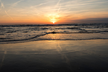Obraz premium Scenic View Of Sea Against Orange Sky