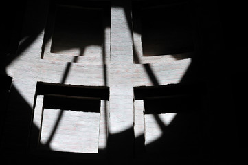 Licht und Schatten auf einer Wand mit Mauernischen