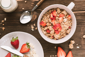 Knuspermüsli mit frischen Erdbeeren und weißer Schokolade