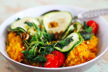 Kartoffelstampf, Stampf aus Süssakartoffeln mit Zucchini, Tomaten und angebratener Brennnessel, superfood, detox, vegan, vegetarisch