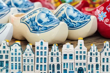 Keuken spatwand met foto Amsterdam canal houses in front of Dutch colorful clogs © Martin Bergsma