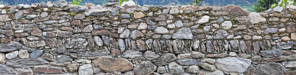 Typische Natursteinmauer in Südtirol