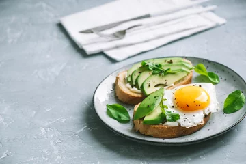Crédence de cuisine en verre imprimé Oeufs sur le plat Avocado Sandwiches with Fried Egg