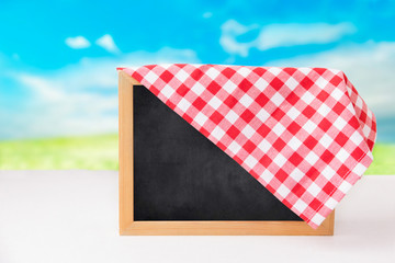Obraz premium A board for notes with a red tablecloth on the table