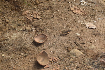 Cerâmica quebrada na terra