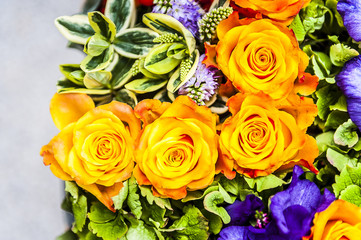 Composition florale avec des roses orange