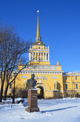 Памятник Александру Михайловичу Горчакову перед зданием Адмиралтейства в Санкт-Петербурге зимой