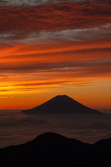 Fototapeta na wymiar 朝焼けの富士山