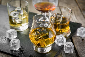 Schapenvacht deken met foto Bar Different types of strong alcohol