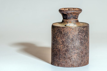 Gewicht vintage isoliert auf wei&szlig;em Hintergrund