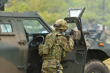 ドア越しに射撃する自衛官