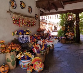 Fototapeta premium Hiszpański / meksykański / rdzenny Amerykanin Alley Way Outdoor Vending; Uliczne zakupy i koncepcje podróży