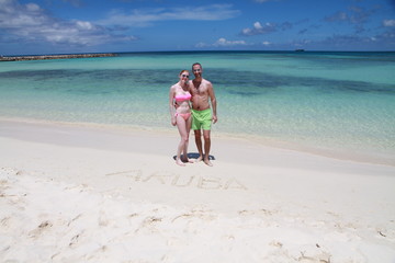 Couple maillot bikini rose vert aruba plage turquoise