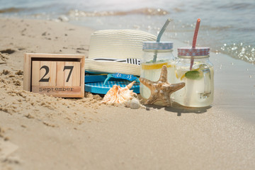 Two mojitos on the beach and a calendar from September 27, with an international day of tourism