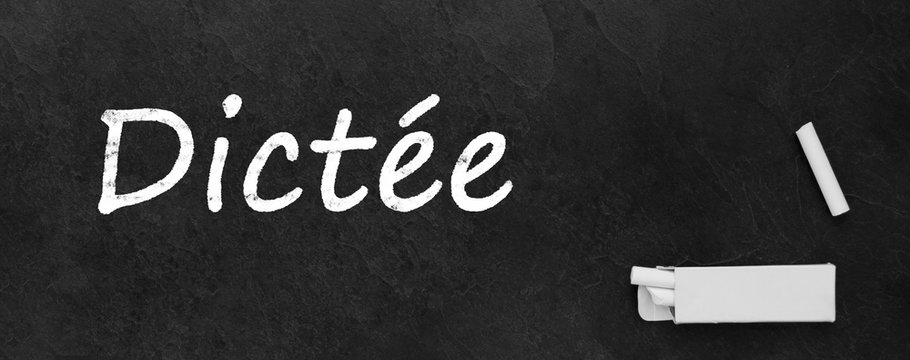 Dict&eacute;e sur ardoise avec craies 