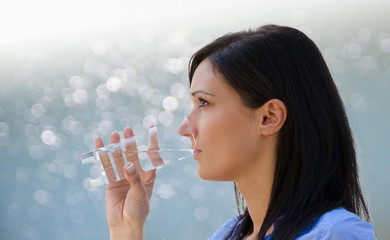 Klares Wasser trinken