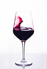 Copa de vino tinto sobre fondo blanco