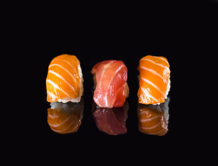 Sushi Salmon and Tuna taste on Black Background - Face © Bigrain.stock