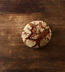 Krustenbrot Brotlaib auf Holz