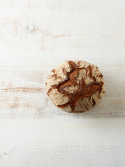 Krustenbrot Brotlaib auf Holz