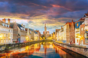Zelfklevend Fotobehang Brugge Spiegelrei-kanaal en Jan Van Eyck-plein bij zonsondergang, België