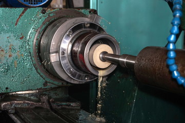 Internal grinding of a hole with cooling on a machine tool at a machine building plant