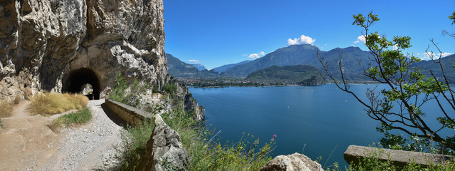 Alte Ponalestraße bei Riva mit Tunnels und Blick zum Gardasee