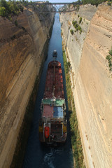 bateau porte-containers traversant le canal de corinthe en grèce