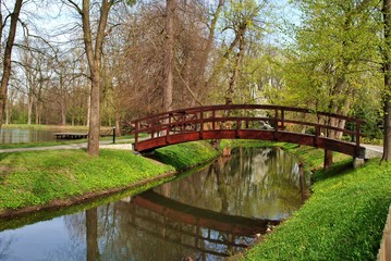 Fototapeta na wymiar Most w wiosennym parku