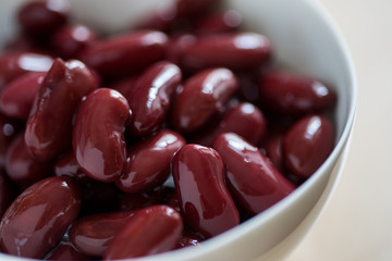 Kidneybohnen aus der Dose in Porzellan Schale einer Küche