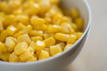 Mais aus der Dose in Porzellan Schale einer Küche