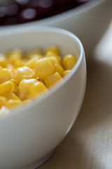 Mais aus der Dose in Porzellan Schale einer Küche