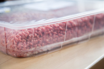 Hackfleisch halb und halb aus Rind und Schwein in Schutzgas Verpackung