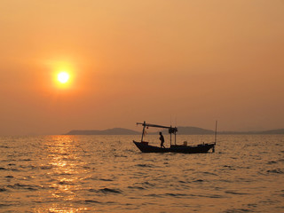 Fototapeta na wymiar Beautiful sunset over the sea and Fishing boat