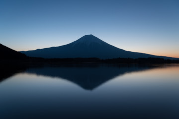 夜明けの逆さ富士