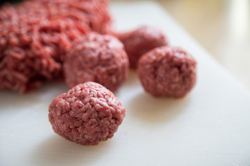Rohe Hackbällchen aus Schwein und Rind bei Zubereitung in Küche