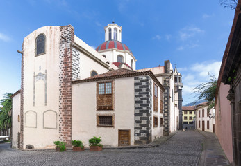 Kirche Nuestra Senora de la Concepcion in La Orotava, Teneriffa (Westfassade und Calle Los Alfombristas) 